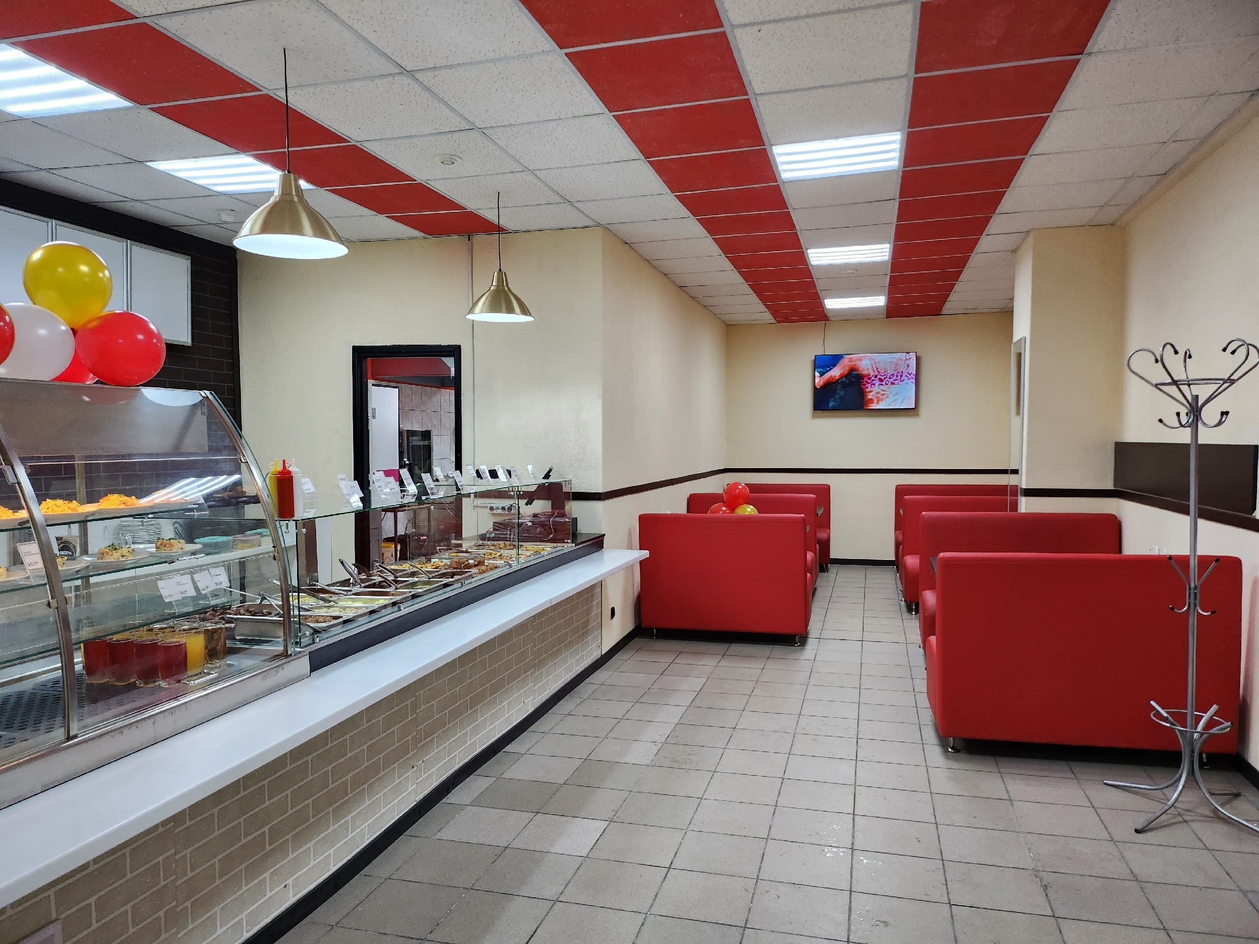 Продаётся помещение в ТЦ с арендатором
бистро "Кухня"